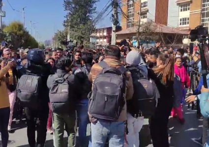 सर्बोच्च अदालतमाथि प्रश्न उठाउने को हुन् रवि लामिछानेका समर्थक ?