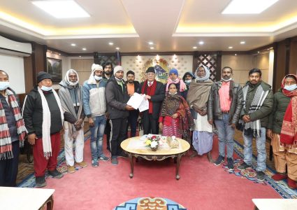प्रधानमन्त्री प्रचण्डको आश्वासनः मिटरब्याजी समस्या समाधान गर्छु