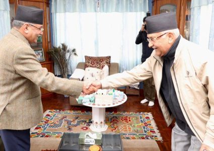 प्रधानमन्त्री प्रचण्ड र एमाले अध्यक्ष ओलीबीच दैनिक जुहारी, आफ्नै गुनगान गाउन ब्यस्त !