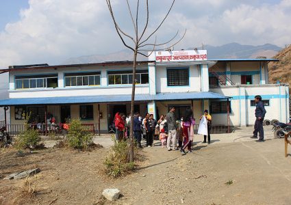 रूकुमपूर्वको जिल्ला अस्पतालमा औषधि अभाव, विरामीलाई सास्ती