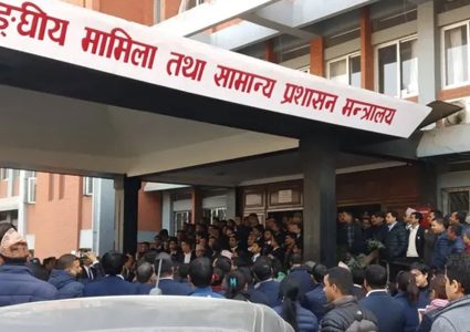 सिंहदरबारमा कर्मचारी सरुवा गर्न बिचौलिया, स्वार्थ नमिले मन्त्रीले नै गर्छन् केही दिनमै हाकिम सरुवा !