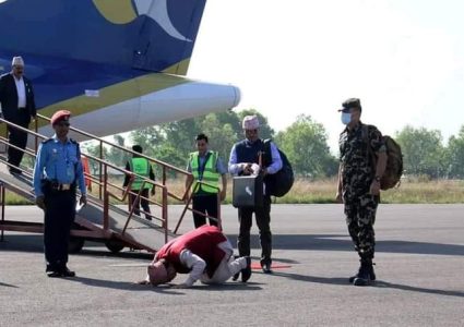 कर्मचारीलाई तलव खुवाउन गाह्रो पर्दैछः रक्षामन्त्री खड्का