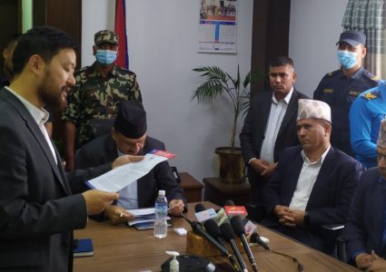 अयोग्य लडाकुलाई पैसा बाँड्ने निर्णय माओवादी सरकारको ! अर्थमन्त्री भन्छन ‘मलाई थाहा छैन’
