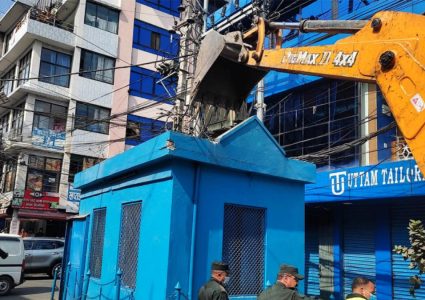 फेरि चल्न थाल्यो काठमाडौंमा मेयर बालेनको डोजर, प्रहरी विट नै भत्काइयो