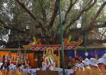 बौद्ध धर्मावलम्बीको नेतुत्व गर्दै कोरियाली सामाजिक कार्यकर्ता पोम्न्युन सुनिम भारतको तीर्थयात्रामा