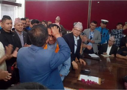 तनहुँ १ मा रास्वपाका स्वर्णिम वाग्ले भारी मतले विजयी, कांग्रेसका भट्टराईले दिए माला लगाएर बधाई