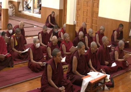 ११ औं पञ्चेन लामाको ३४ औं जन्मदिनमा निर्वासित तिब्बतीद्वारा प्रार्थना
