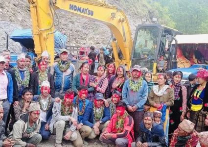 वडामा पहिलो पटक गाडी पुगेपछी गाउँमा नाचगान