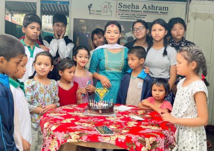 लोक गायिका भुमिका गिरीले गरिन अनाथलाई सहयोग