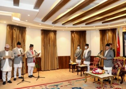 कांग्रेसका थप तीन मन्त्रीले गरे शपथसँगै पदभार ग्रहण, मन्त्री छनोटको बिषयले कांग्रेसमा किचलो !