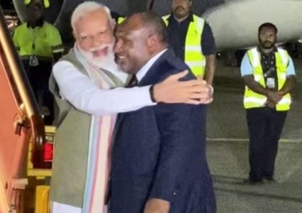 जब पपुवा न्युगिनीको प्रधानमन्त्री मारापेले भारतीय प्रधानमन्त्री मोदीको खुट्टा छोए…