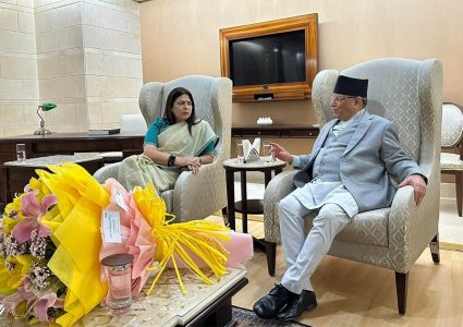 प्रधानमन्त्री प्रचण्ड भारतमा, भारतीय राज्यमन्त्री लेखीले गरिन् विमानस्थलमा स्वागत