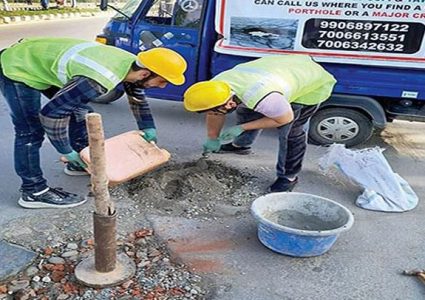 श्रीनगरमा भएका खाल्डाहरु हटाउन युवा सक्रिय