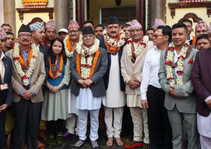 भारत भ्रमणमै रहेका मन्त्रीसहित पशुपतिमा प्रचण्ड, संयोग मात्रै कि कुनै अर्थ ?