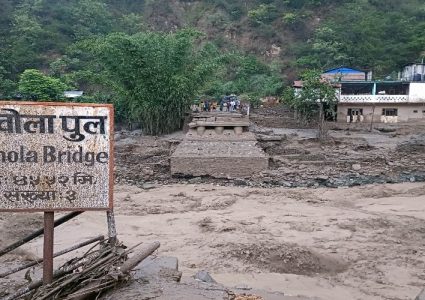 पाँचथरमा बाढीले बगाउँदा ६ जना बेपत्ता, थुप्रै भौतिक संरचना समेत बगायो