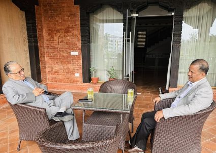 प्रधानमन्त्री प्रचण्ड र नेत्रविक्रम चन्द विप्लवबीच भेटवार्ता