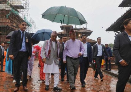राष्ट्रपतिले मेयरलाई छाता ओढाएपछि तस्विर भाईरल, जनताको मन छोयो !