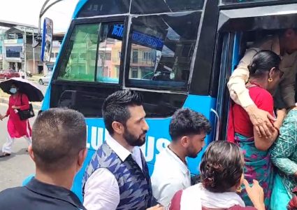 चितवनमा रवि लामिछानेले शुरु गरे महिलाका लागि निशुल्क बस सेवा