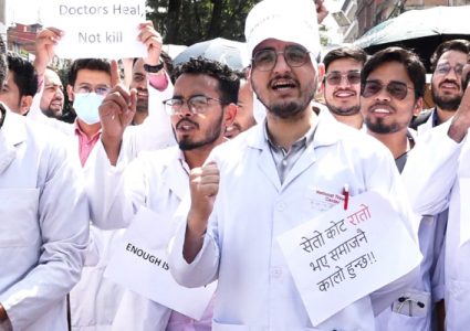 किन कुटिदैछन् चिकित्सक ? कहाँ हुँदैछ कमजोरी ?