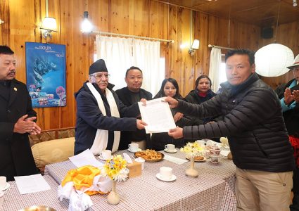 बिद्युत प्रशारण लाइन माग्दै प्रधानमन्त्री प्रचण्डलाई ज्ञापन पत्र