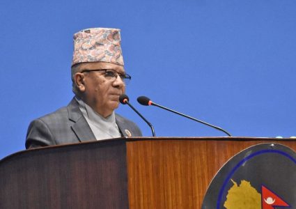 संसदको रोष्ट्रममा पटक–पटक किन गित गुनगुनाउछन् माधवकुमार नेपाल ?