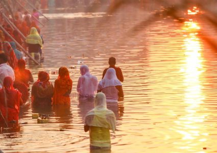 उदाउँदो सूर्यलाई अर्घ्य दिएर समापन गरियो यस बर्षको छठ पर्व