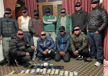 सुनकाण्डका आरोपी दावा छिरिङको होटलमा प्रहरी छापा, ११ जुवाडे पक्राउ