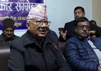 माधव नेपालको गुनासोः प्रधानमन्त्री प्रचण्डले बोल्दा म सँग सल्लाह गर्नुहुन्न !
