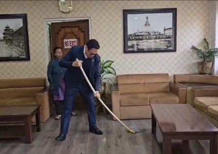 मन्त्री सुदन किराँतीले आफैं सफा गरे कार्यकक्ष (भिडियोसहित)