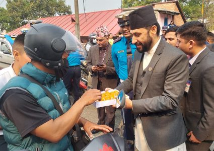 नयाँ वर्षको अवसरमा गृहमन्त्री लामिछानेले बाँडे प्रहरी र सर्वसाधारणलाई लड्डु