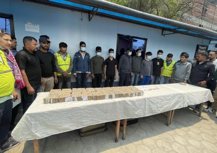 डेढ किलो सुन र १ करोड ४३ लाख रुपैयाँ बरामद