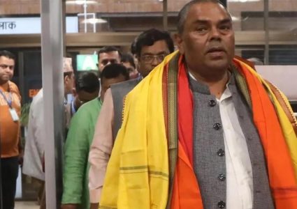 भ्रमण छोट्याएर फर्किएका उपेन्द्रले संसदीय दलको बैठकमा छलफल गदैं बस्दै