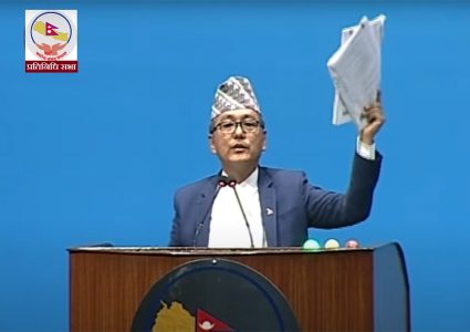 राप्रपा अध्यक्ष राजेन्द्र लिङ्देनले च्याते रोष्ट्रममै मन्त्रालयको बजेट पुस्तिका !