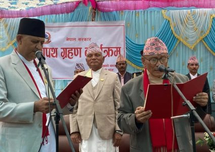 मुख्यमन्त्री चेतनारायण आचार्यले लिए सपथ