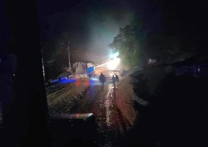 चितवनको पहिरोले बगाएका दुबै बस त्रिशूली नदीमा, पाँच दर्जन यात्रु बेपत्ताको आशंका