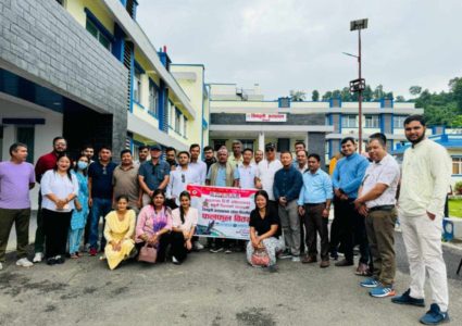 सिन्धुली जिल्ला अस्पतालमा बिरामीलाई फलफुल बितरण