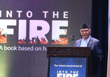 प्रचण्डलाई ओलीको प्रश्न–मैले १७ हजार मान्छे मारेको छु र खुट्टा कमाउने ?