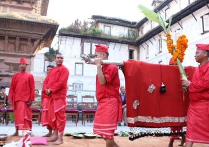 बडादशैँको सातौं दिन, घरघरमा फूलपाती भित्र्याइँदै