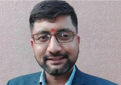 सडकमा हिड्दा हिड्दै कांग्रेस केन्द्रीय सदस्य अजयबाबु शिवाकोटी पक्राउ