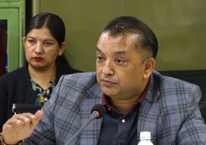 गगन थापाको प्रस्तावः निजामती सेवाको खुलातर्फ भित्रबाट प्रतिस्पर्धा गर्न नपाइने व्यवस्था गरौँ
