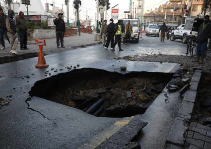 थापाथलीमा मेलम्चीको पाइप फुट्यो, सडक अवरुद्ध