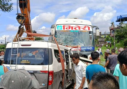 चितवनमा बस र इभी गाडी ठोक्किँदा ७ जनाको मृत्यु, १८…