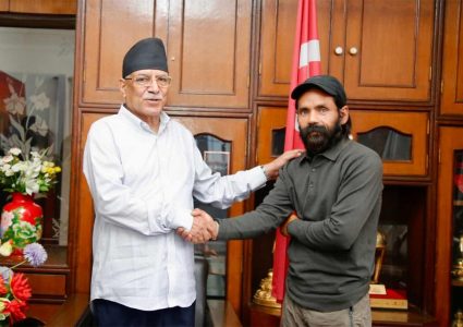 सुर्खेतबाट हिँडेर काठमाडौं आएका नवराजले प्रचण्डलाई भेटे