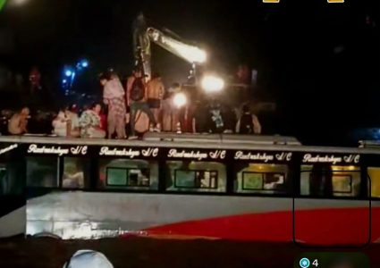 पूर्वी नवलपरासीमा बाढीले बस बगायो, यात्रुको सकुशल उद्धार