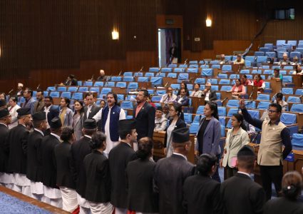 संसदमा रास्वपाको अवरोध कायमै, पेलेर अघि बढे सभामुख