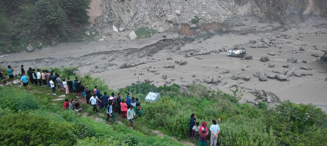 रसुवा बाढीमा ६ जना चिनियाँ नागरिकसहित १८ जना सम्पर्कविहीन, ९ जनाको उद्धार