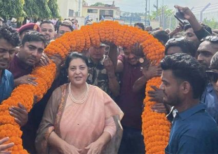 पूर्वराष्ट्रपति भण्डारीलाई विमानस्थलमै ५१ किलोको माला
