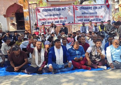 मुख्यमन्त्री यादवलाई काम गर्न नदिइएको भन्दै प्रदर्शन