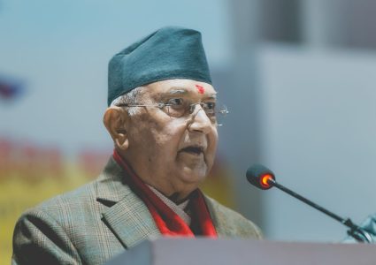 ओलीको चेतावनीः ‘एमाले नेतृत्वमाथि छोएको दिन सरकार ढाल्छौँ, देश ठप्प&hellip;