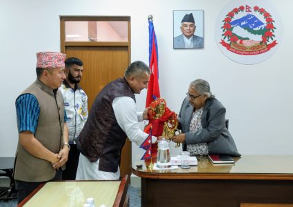 सिंहदरबारमा प्रधानमन्त्री कार्कीसँग दुर्गा प्रसाईंको भेट (तस्बिरसहित)